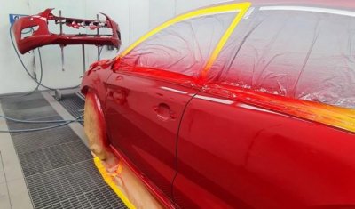 Peinture rouge sur la carrosserie d'une voiture à Oullins