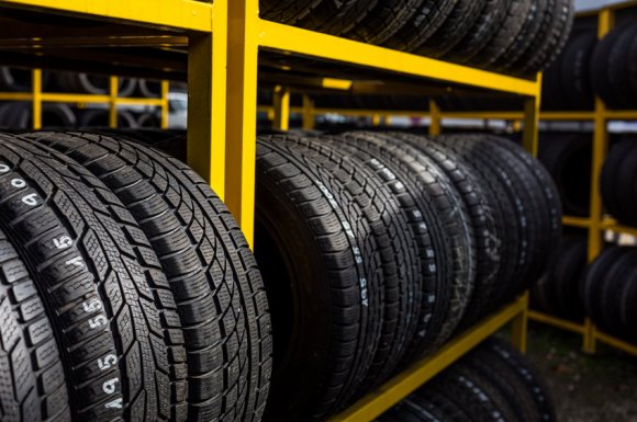Vente et montage de pneus utilitaires dans garage automobile à Brignais